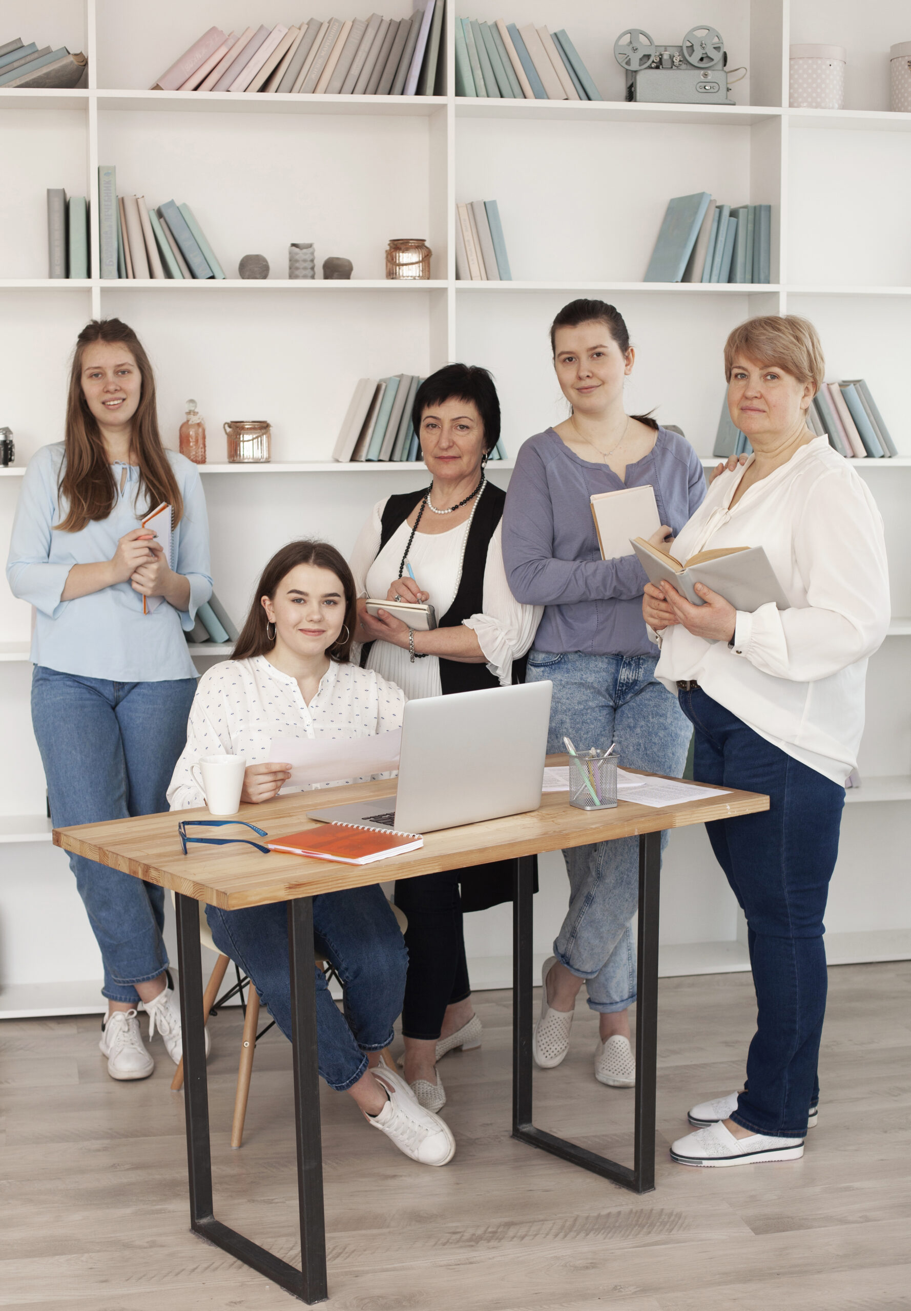 club-social-femenino-usando-una-computadora-portatil