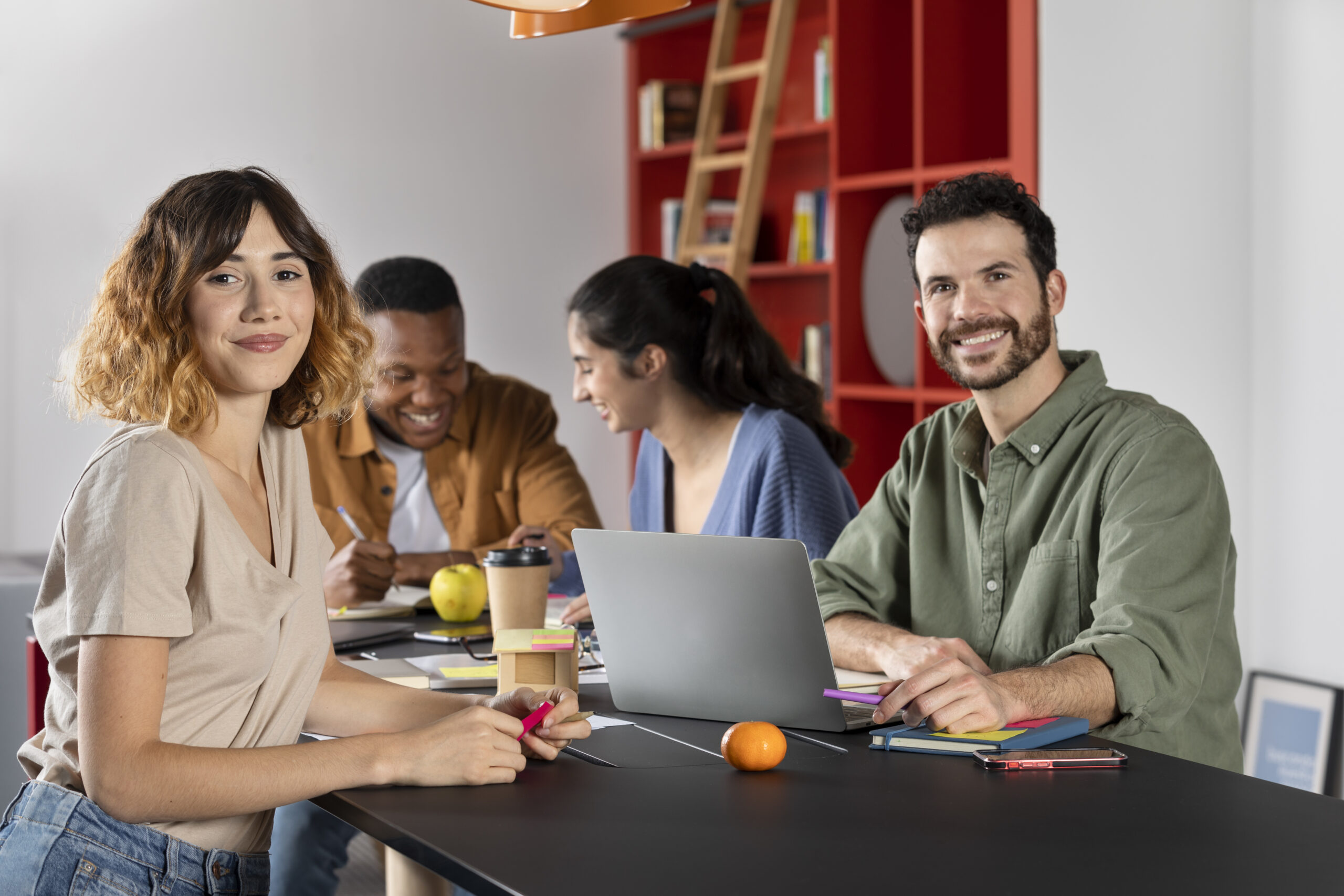 companeros-de-clase-aprendiendo-y-sonriendo-durante-la-sesion-de-estudio