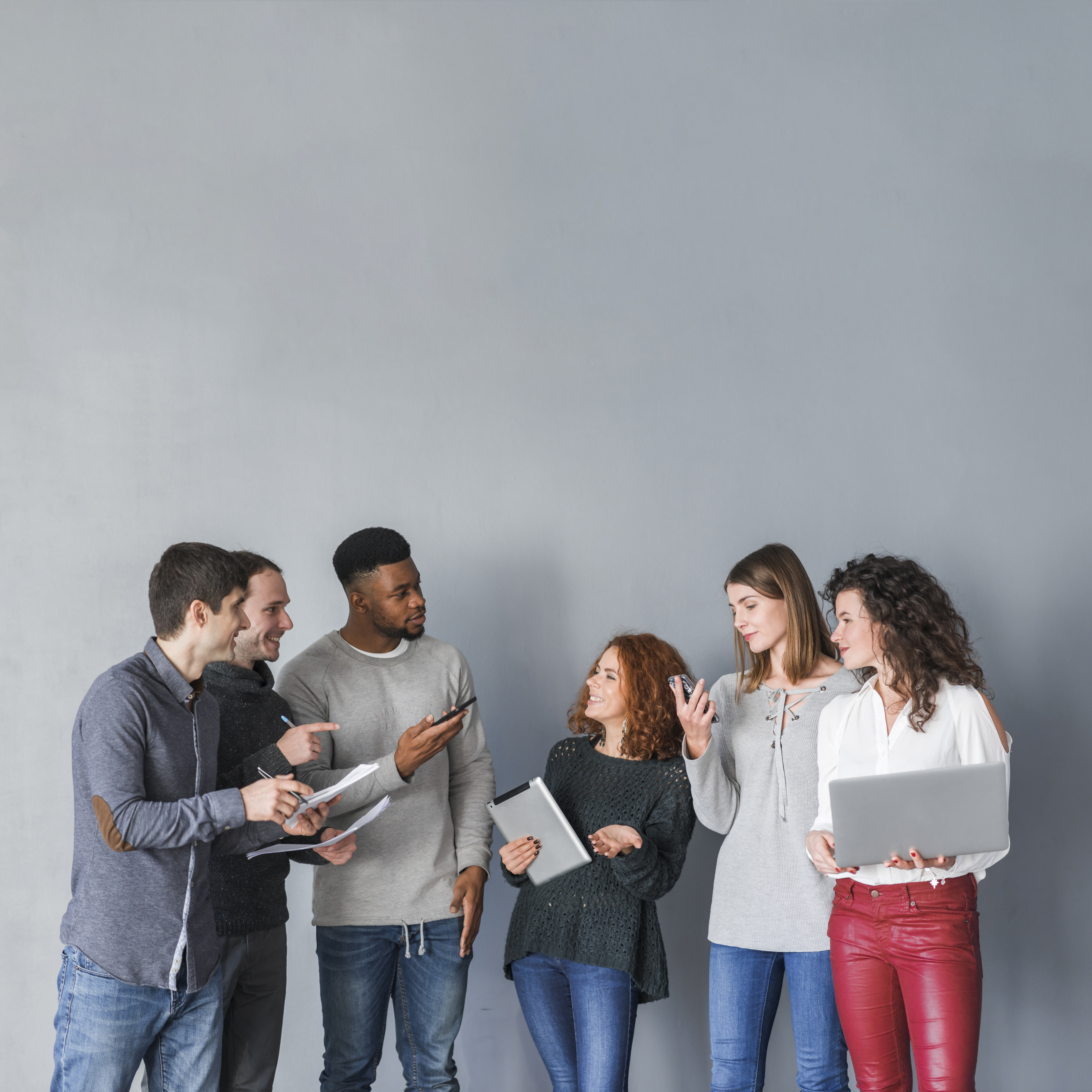 grupo-de-gente-con-portatiles