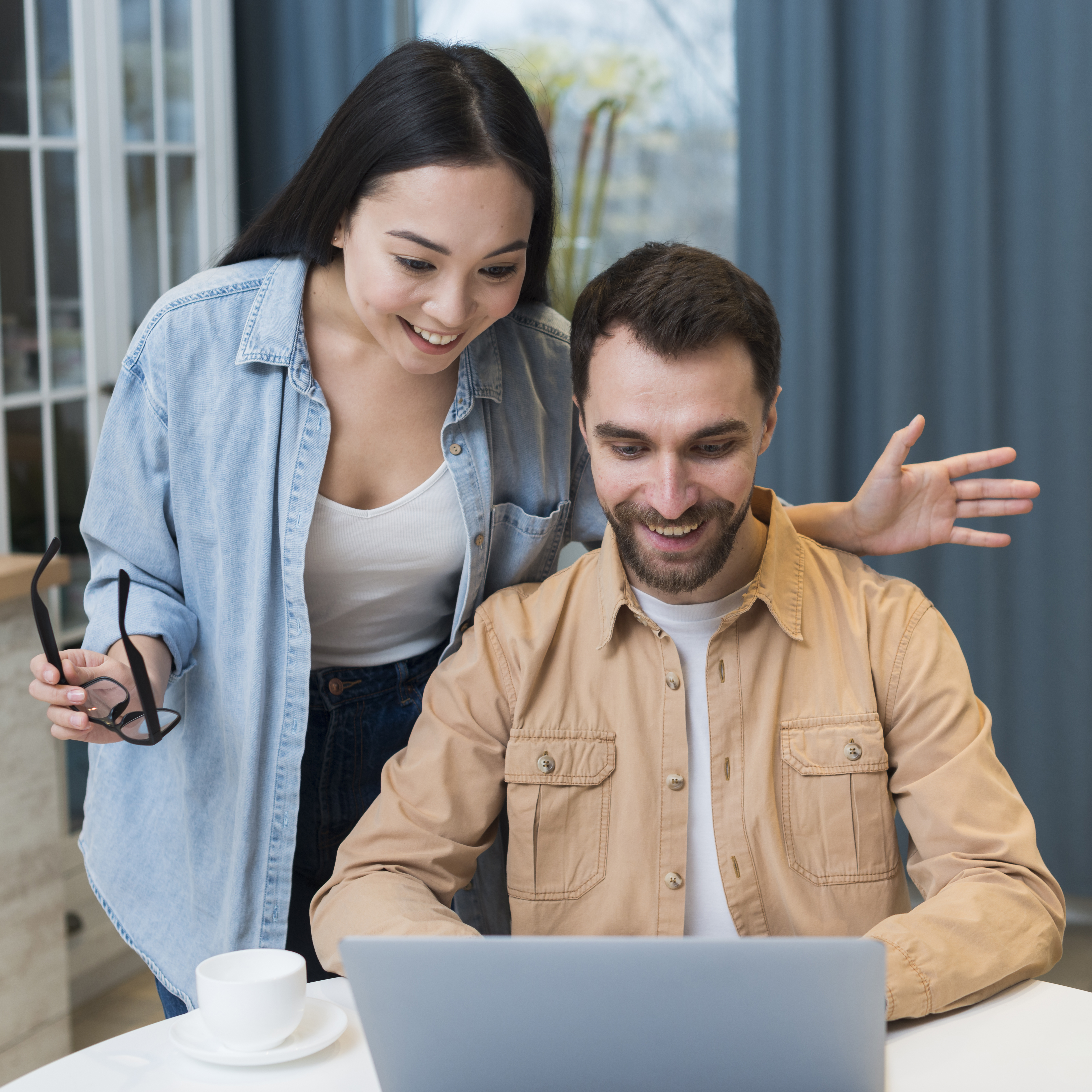 smiley-pareja-de-compras-en-linea-en-la-computadora-portatil